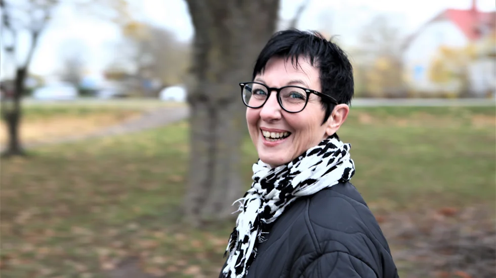 Annelie Helgasdotter har tvingats lära känna en ny kvinna - sig själv. Sjukdomar och diagnoser har gjort att det ända hon kunde göra var att släppa greppet om den hon en gång varit.
