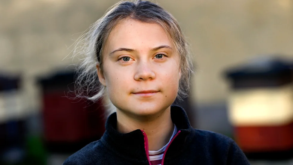 Greta Thunberg ryggar inte för att bli politisk i sin bok "Klimatboken" där hon samlat massor av experter på klimatkrisen. "Jag utnyttjar den här möjligheten att gå åt lite hårdare", säger hon.