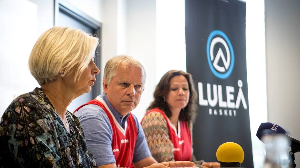 Kuppen. Här sitter Jan-Erik Höjvall, VD för Rikshem, i sin inkuppade röda matchtröja.
