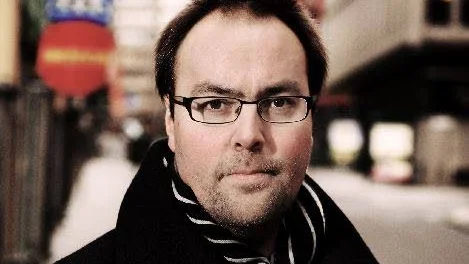 Victor Estby, Årsta, skriver dagsverser i NSD.