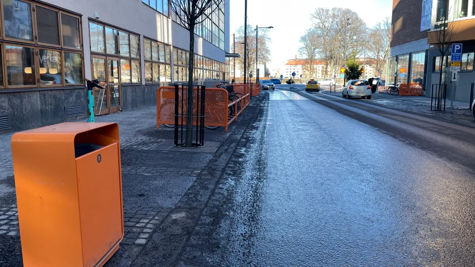 Längs med Drottninggatan finns blå detaljer men för att få en helhet kring MDU har man valt att ha orangea element.