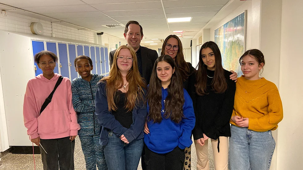 Enöglaskolan har gått från en otrygg till en trygg skola. Sara Jibril, Shalom Demoz, Zabina Johansson, Calle Flygelholm, Leila Mohammed, Caroline Ojanlatva, Farah Zaqout, Gena Alasaad trivs på skolan.