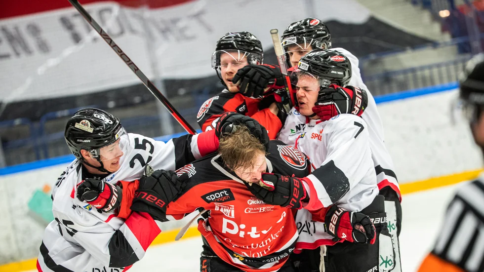 Första kvartsfinalen mellan Piteå och Kalix blev en stökig historia.