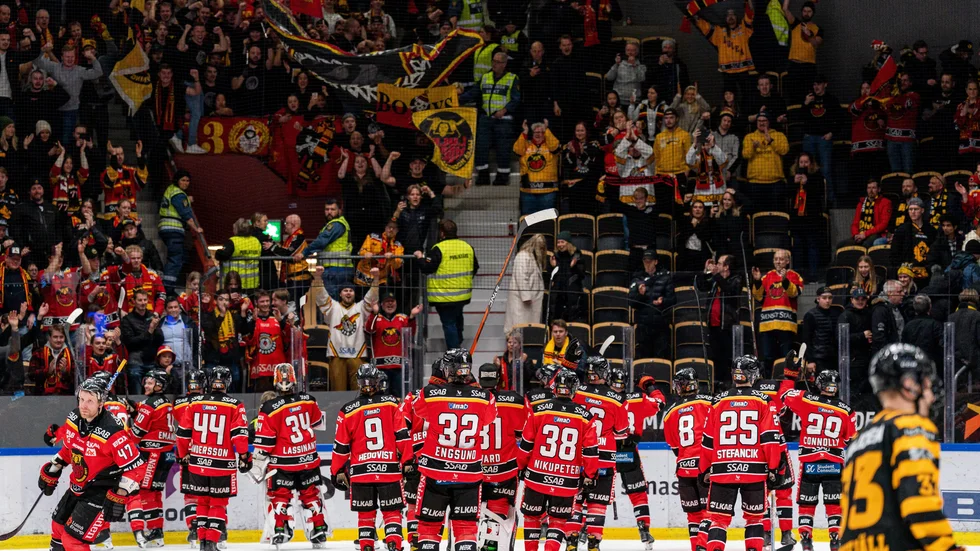 Luleå Hockey firar med supportrarna efter övertidssegern.