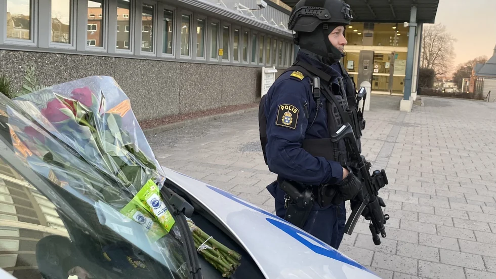 ”Det har kommit några och lämnat blommor under dagen”, säger en av de två poliser som har framsidan som sitt bevakningsområde.