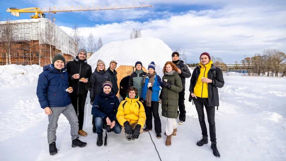 Studenterna utanför iglooprojektet. Flera är utbytesstudenter men några är svenska studenter.