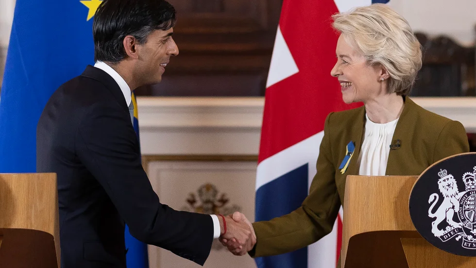 Storbritanniens premiärminister Rishi Sunak och EU-kommissionens ordförande Ursula von der Leyen skakar hand efter att de hållit måndagens presskonferens.
