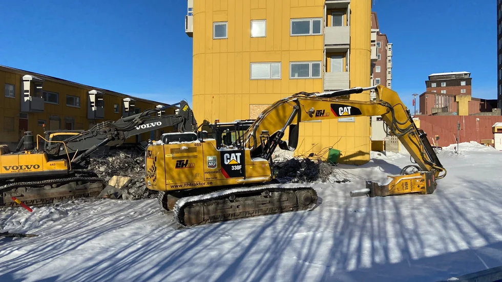 Under några månaders tid har husen i kvarteret Ortdrivaren tömts invändigt. Nu har grävmaskiner börjat riva husen.