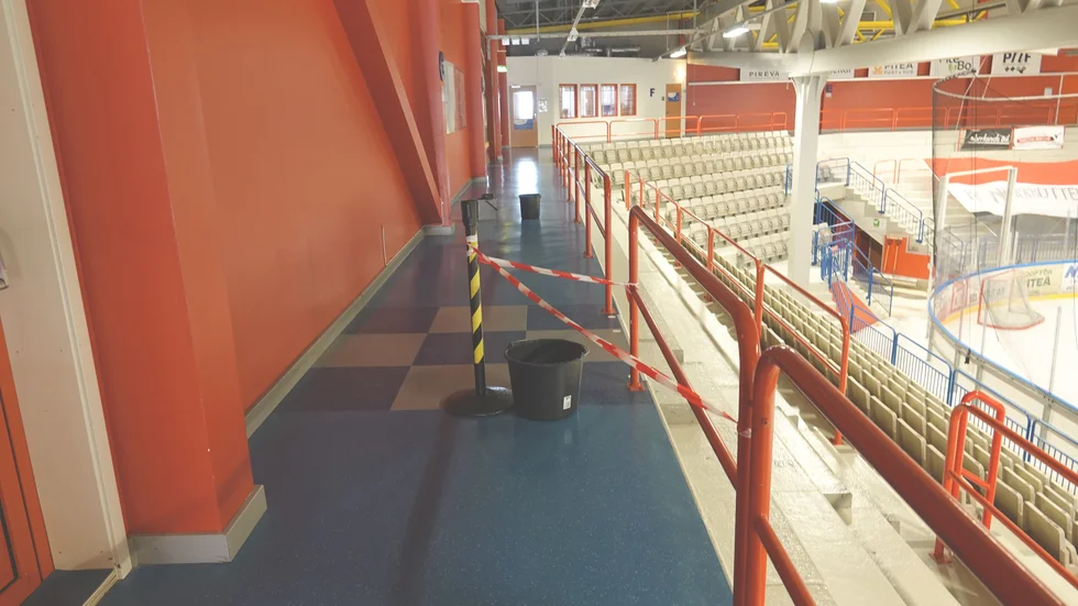 LF arena har drabbats av ett läckage då det blivit varmt och snön har smält. 