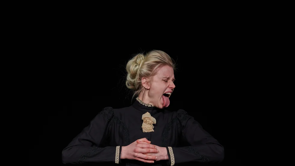 Frida Uhl var en hårt arbetande kulturkritiker, konstnär och språkvetare. Hanna Nygårds och Anna Pettersson har dramatiserat delar ur hennes liv.