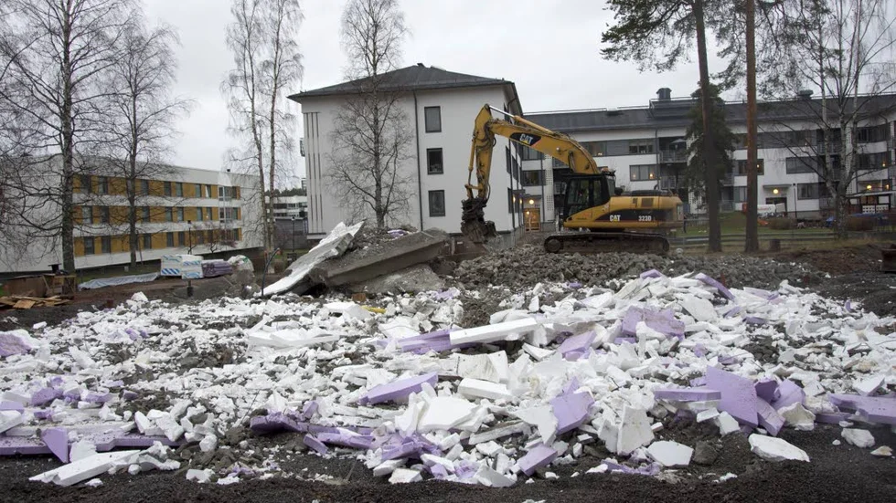 Rivning. 1,5 miljoner går till spillo i rivningen.