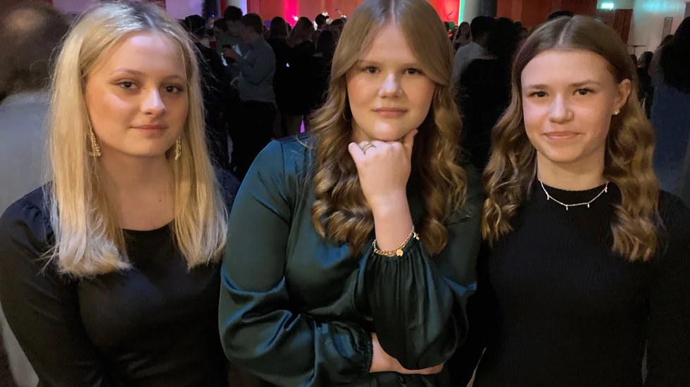 Lovisa Pautamo, Tilda Fredriksson och Elsa Lindgren är på sin första påskdans. De tycker det är kul.
