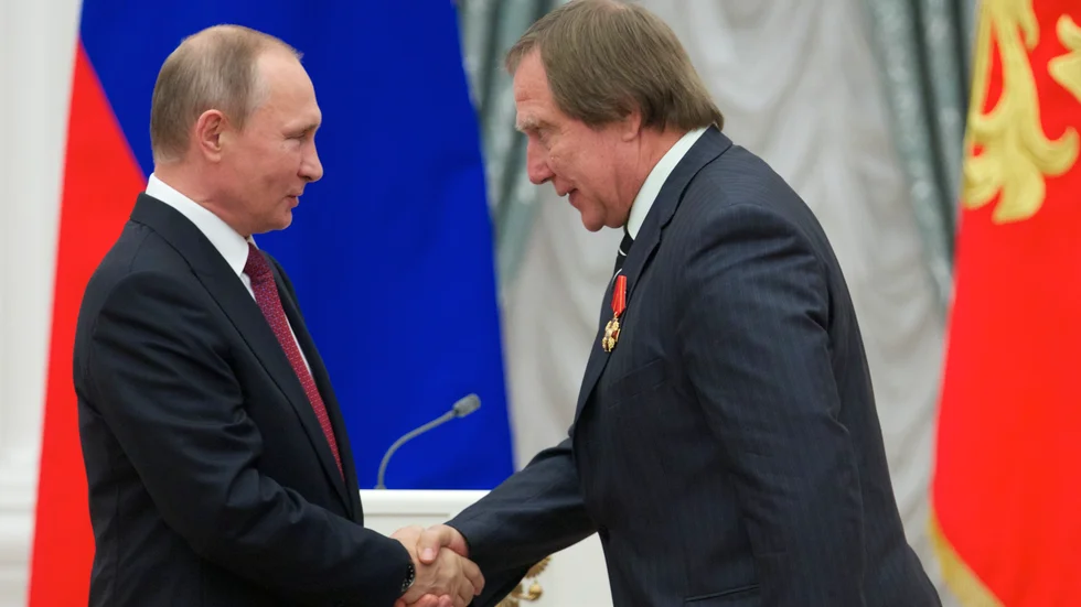 Vladimir Putin skakar hand med Sergej Roldugin i Kreml 2016.