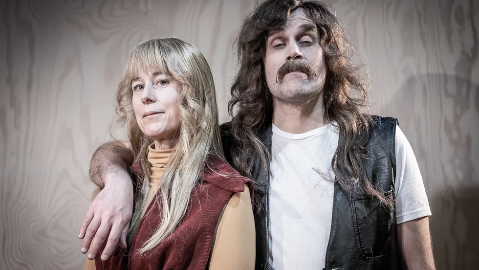 Humorparet Linda Wincent och Sven Björklund tar sin skruvade föreställning ”Kollektivet” till Skellefteå. 