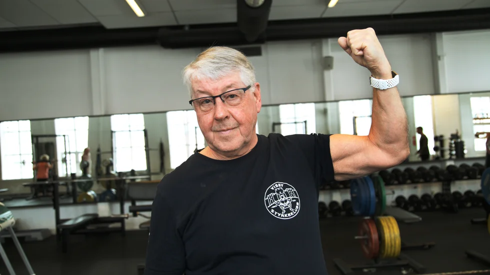 Valdor Malmborg visar upp sina icke föraktliga biceps. De har han byggt upp genom att träna bänkpress.
