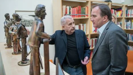 Haparandas konstnär Lars Stålnacke skänkte i fredags sina kopparstatyer till socialdemokraterna centralt. Stefan Löfven (S) mottog gåvan.