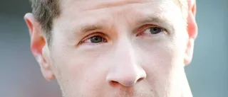 ...och nu går IFK-spelarna till attack mot domaren: Solklar straff