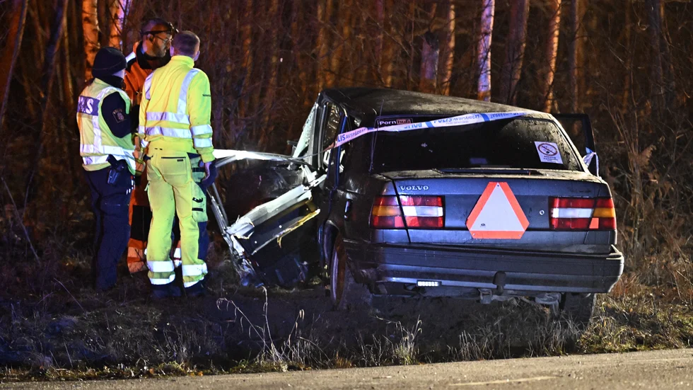 Två pojkar och en flicka har förts till sjukhus efter en krock mellan en A-traktor och en personbil på riksväg 21 i Tyringe i Hässleholms kommun.