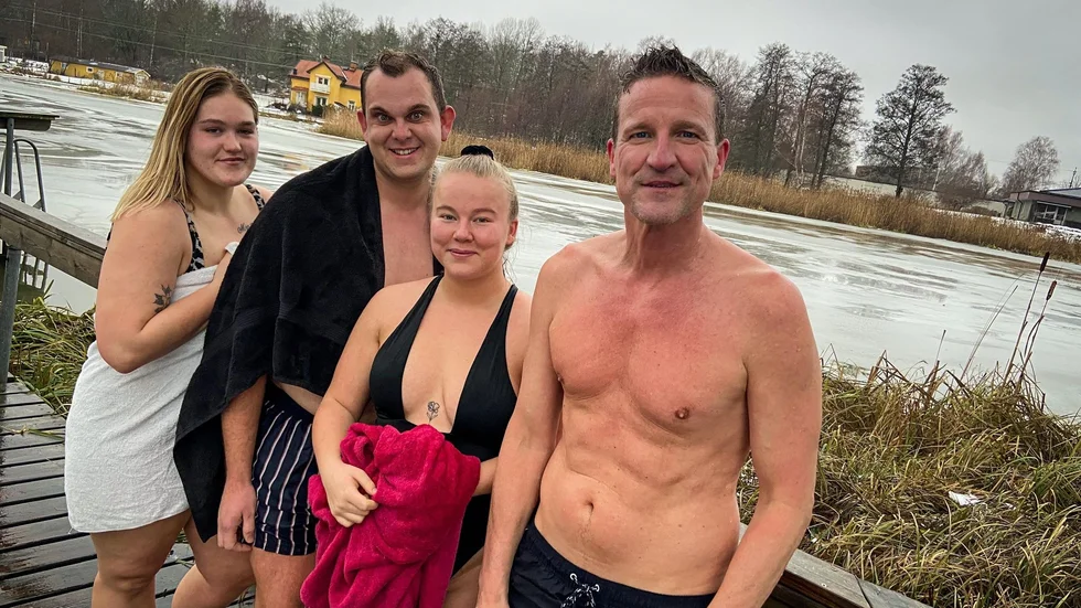 Engelsmannen Joe Mullitt gjorde sitt första besök på Skjulstabastun under söndagsförmiddagen och hade med sig Madelene Karlsson (till vänster), Wilma Jöhnemark och Anders Wigholm.