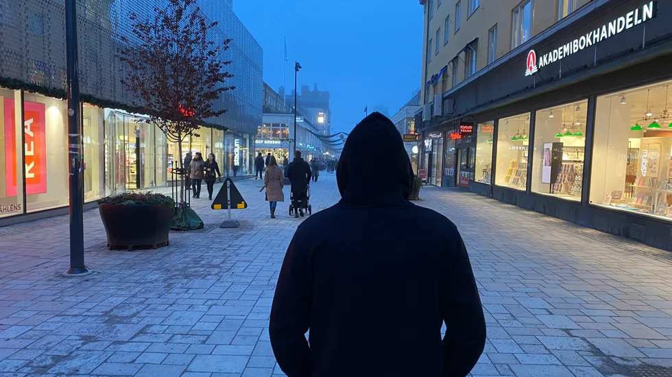 För några månader sedan var Hassan nära att dömas till fängelse i 2,5 år. Men tingsrätten tog hänsyn till att han försöker ändra sitt liv och gav honom istället villkorlig dom. 