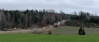 Lastbil i diket norr om Malmköping – trafikstörningar i timmar