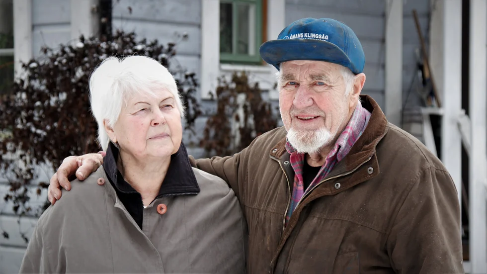 "Det känns som att de har hastat förbi och kört över oss i Östervåla med det här beslutet", säger 80-åriga Barbro Öman. Varken hon eller maken Nils, 83, vill flytta till Heby och Lövsta om de skulle få det svårare att klara sig i vardagen.