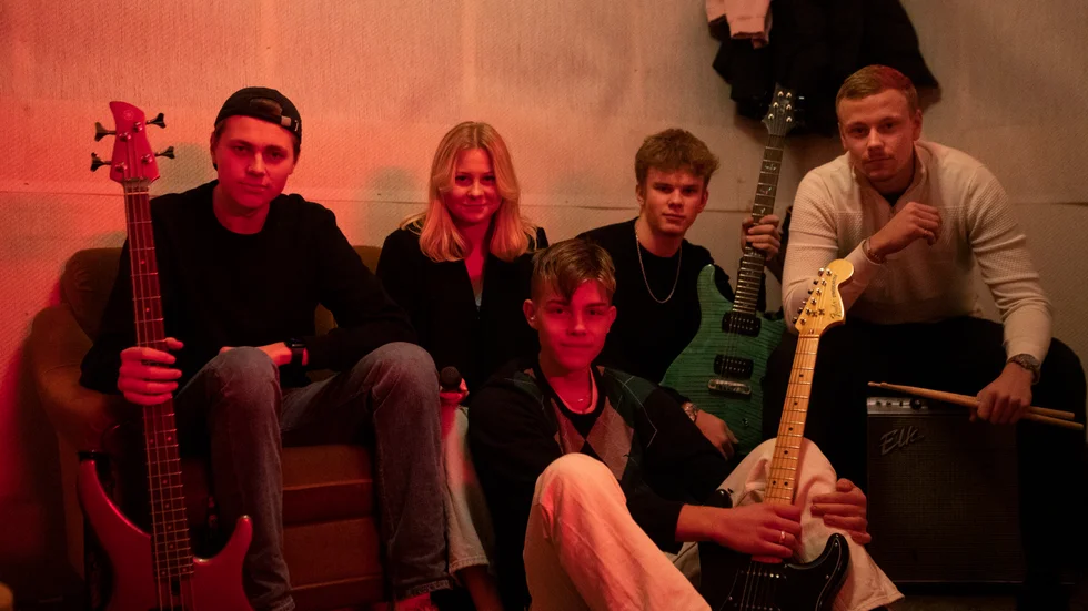 William Dalesjö, Beatrice Frödin, Stig Hangvar, Wille Hedenskog och Fred Hammarström är tillsammans bandet Two Stairs Down.