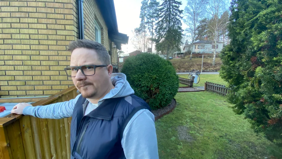 "Jag kan inte förstå vad som får ungdomar att utföra skadegörelse på andras egendom", säger Kristoffer Westerlund, vars familjs hus utsätts för sparkar och äggkastning.
