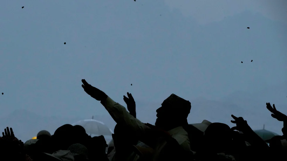 Muslimska pilgrimer deltar i den symboliska steningen av djävulen under hajj. Arkivbild.