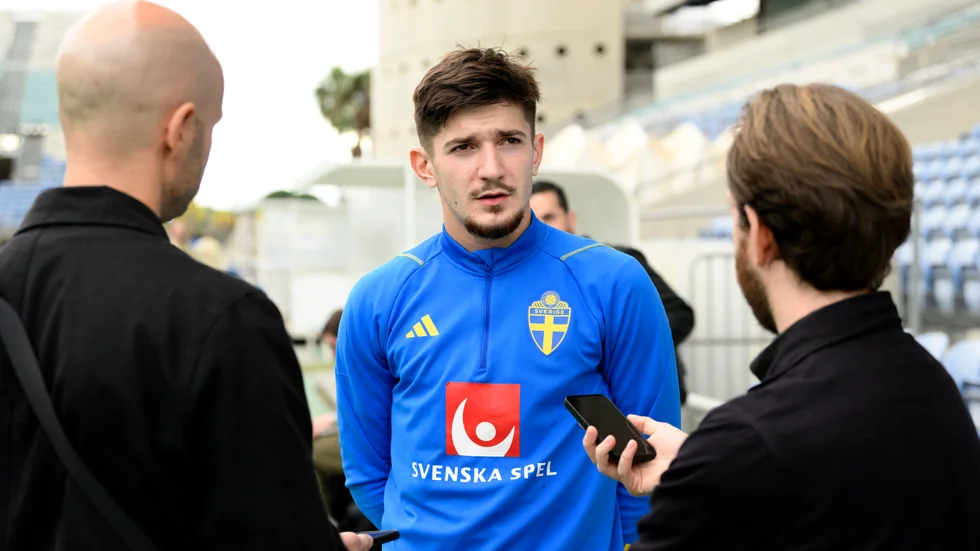 Armin Gigovic efter onsdagens träning på Estádio Algarve i Portugal. 20-åringen gör A-landslagsdebut mot Island på torsdag kväll.