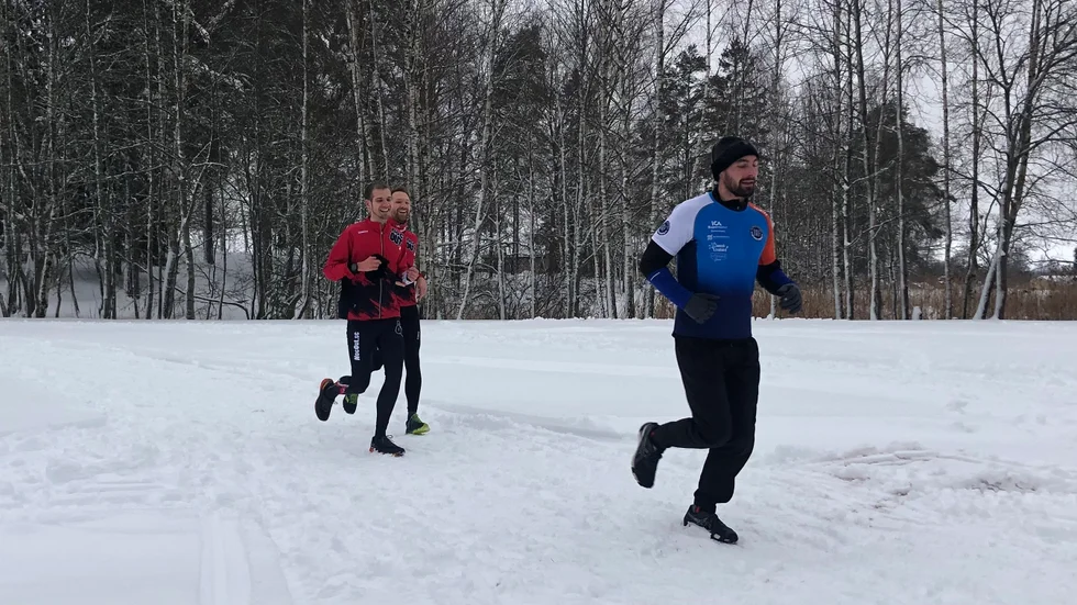 Victor Törnqvist i täten, med Carl Wahlgren och Allard Haarman tätt bakom, på väg mot mål efter tredje varvet. 