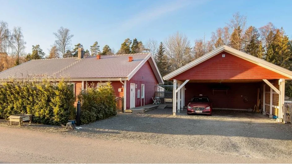 En fristående villa i Bredsand lockade flest besökare på Hemnet i Enköping första veckan på det nya året.