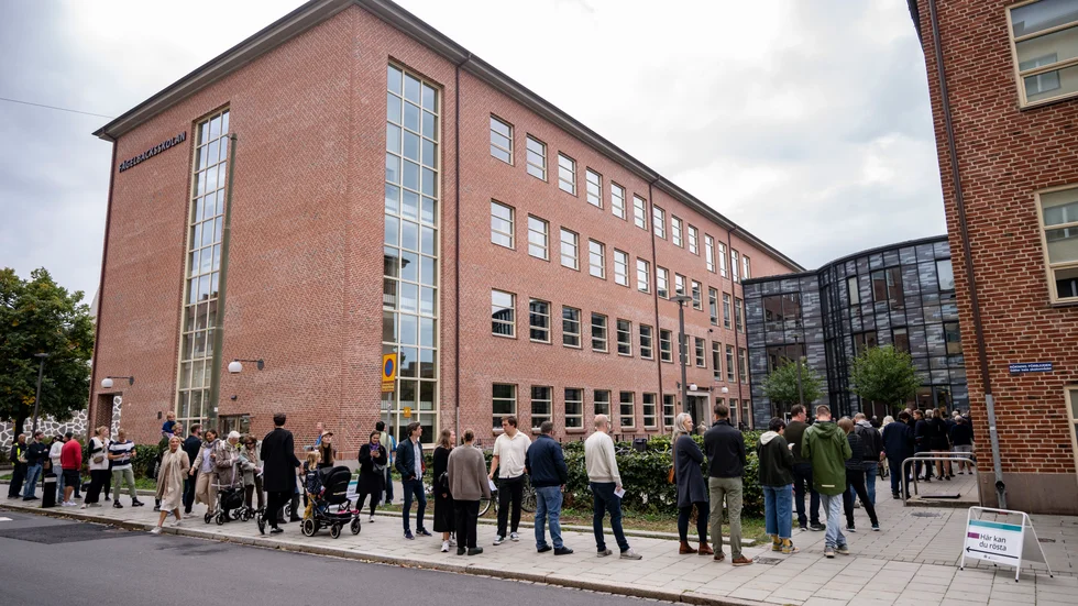 Bilden på den här långa kön är tagen i samband med valet i september förra året. Här och nu får bilden illustrera de långa bostadsköerna till hyresrätter. Valet ledde ju ochså till byte av bostadsminister vilket också är ett ämne i dagens ledartext. 
