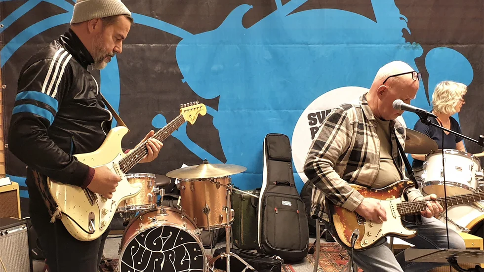 Ola Gustafsson och Anders Wedin låter sina gitarrer ljuda ut sina berättelser. I bakgrunden, Katarina Pettersson på trummor.