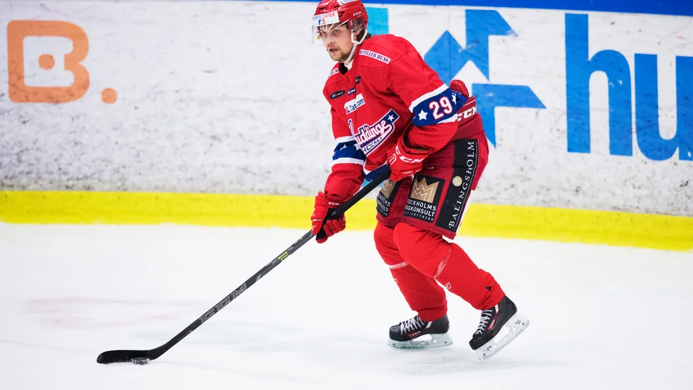 Måns Krüger har bland annat spelat i Huddinge. Numera är han huvudtränare i Segeltorps IF.