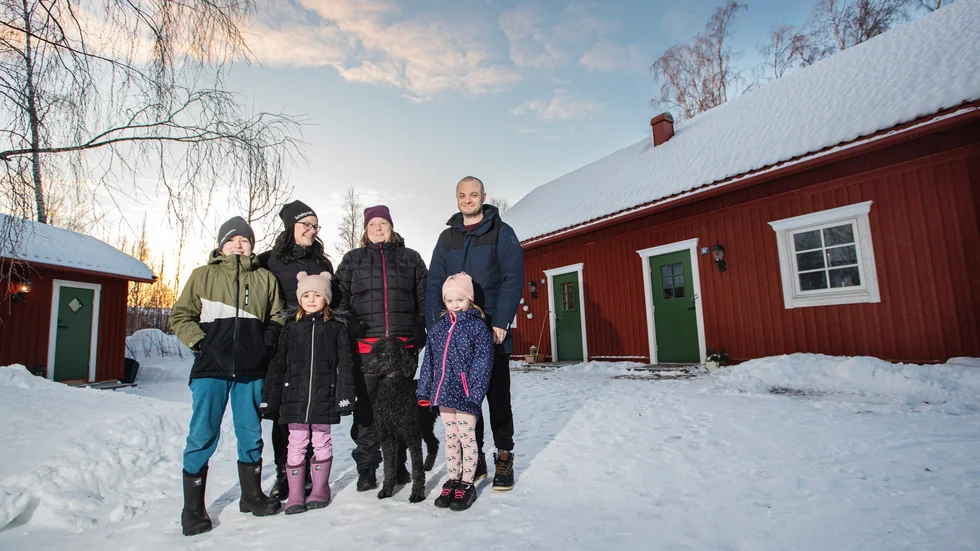Familjen Persson stortrivs med sitt generationsboende där barnen har nära till morfar och farmor.