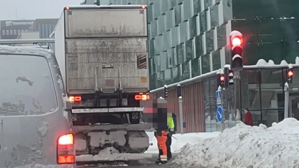 En stillastående lastbil orsakar köer i centrala Skellefteå.