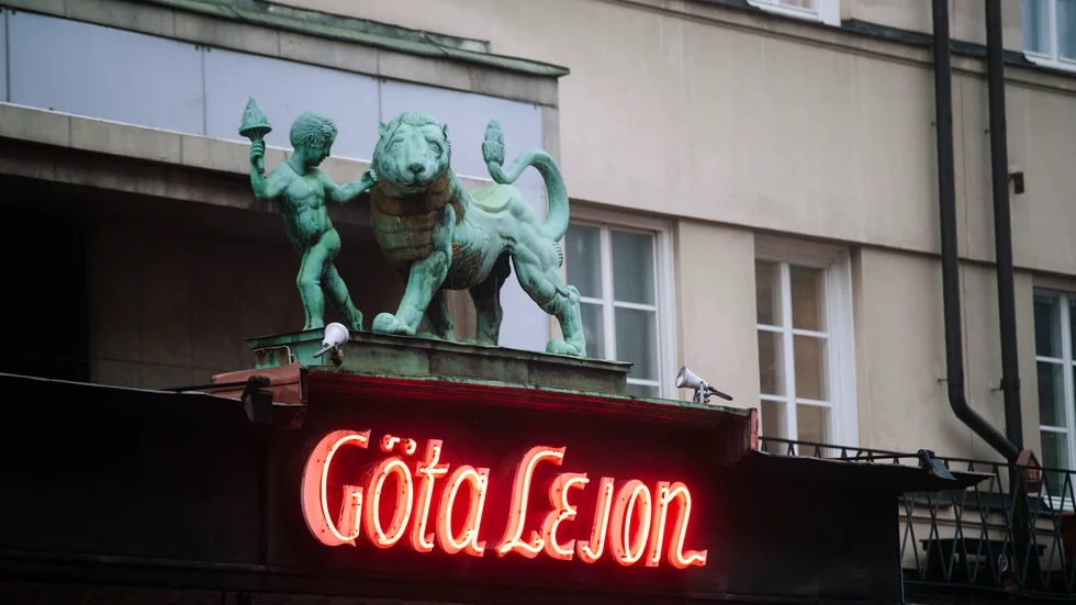 Den klassiska Stockholmsscenen Göta Lejons entré pryds av ett kopparlejon av konstnären Einar Forseth.