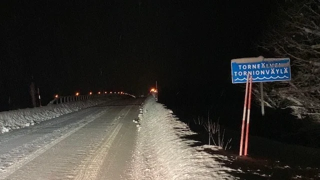 Traditionsenligt lyses bron i Anttis upp under nyårsafton.