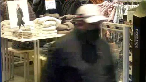 Den nu dömde mannen på väg ut från en butik i Uppsala där han handlat med ett bankkort som en kvinna i 90-årsåldern lurats att lämna ifrån sig.