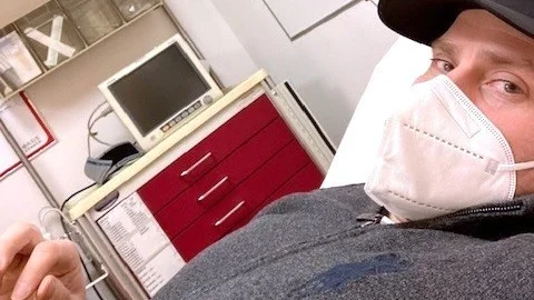 i december var Johan Björnfot tvingad söka sjukvård för sin covid. Men efter röntgen och blodprover kunde han vända hem igen. "Många får covid här nu efter restriktionerna släpptes i slutet av förra året, men få blir svårt sjuka" berättar den före detta luleåbon som sedan fyra år tillbaka bor och arbetar i Wuhan och Beijing.