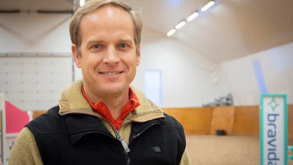 Henrik Ankarcrona tycker om att komma ut i landet och hålla träningar för unga ryttare. "Ridning är ett livslångt lärande. Alla vill alltid fort framåt. Men det är viktigt att lära sig att ha tålamod och att ha roligt", säger han.