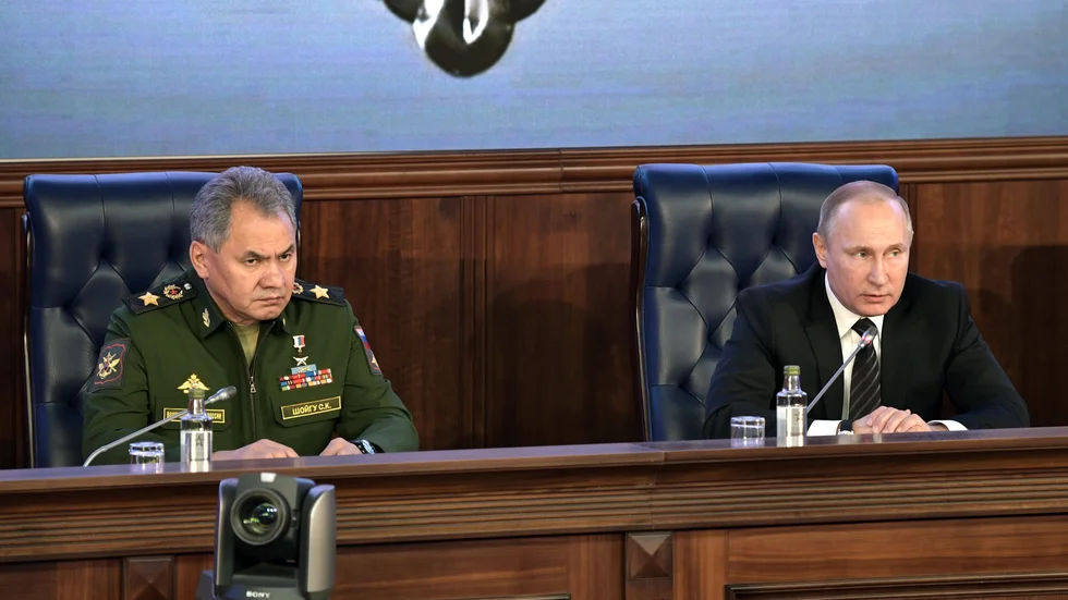 Rysslands försvarsminister Sergej Sjojgu och president Vladimir Putin. Arkivbild.