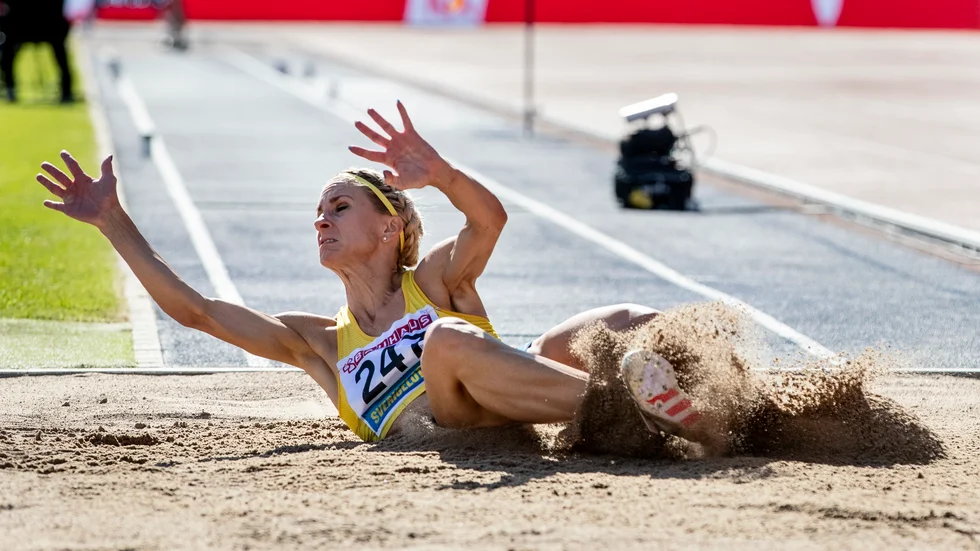 Malin Otterling Malmbrandt i tresteg vid Finnkampen på Stockholms stadion 2021. 