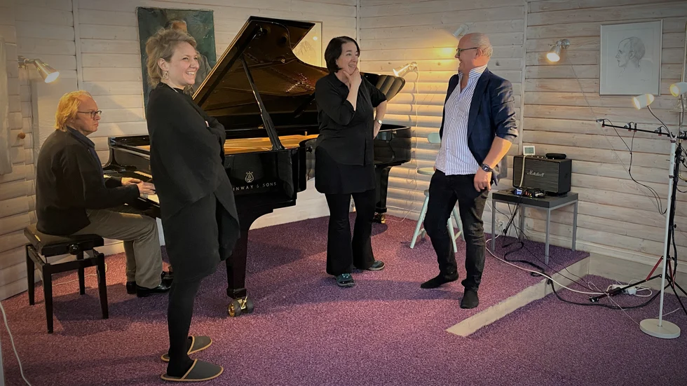 I studion ute på Valudden planeras det för fullt inför sommarens musikfestival Öregrund, I Roslagens famn. Från vänster Roland Pöntinen, Andrea Tarrodi, Sharon Jåma och Christian Lindberg.