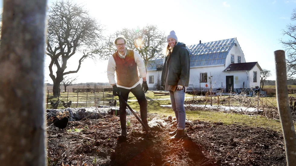 Att underlätta för barnfamiljer att bygga och bo i socknarna räddar både skola, kollektivtrafik och samhällsservice, menar Joel och Josefin Ekedahl. De stortrivs i sin nya hemsocken Stenkyrka, där odling och renovering av gården är en stor del av livet.