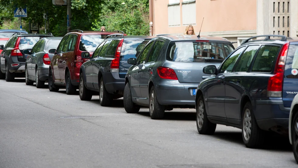 Tror kommunen verkligen att det blir fler lediga parkeringsplatser om man flyttar bilen från en parkeringsplats till en annan, undrar Jan-Olof Hellsten.