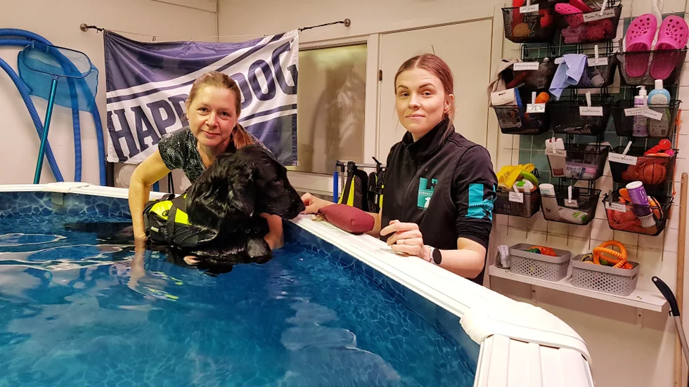Karin Karkiainen besöker Hundhälsan där hon får hjälp av Emelie Jonsson att rehabilitera flat coated retrievern Metro genom simning. "Det vore jättesorgligt om Hundhälsan försvann för jag vet att det är ont om rehabilitering och friskvård för hundar i närområdet", säger Karin.