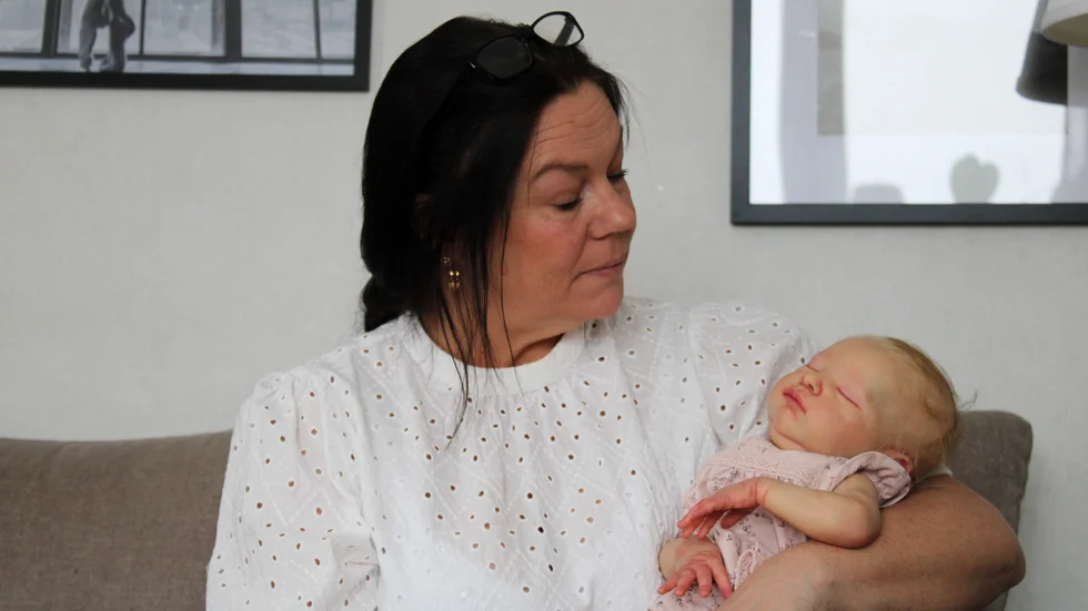 Jennifer Alsén tillsammans med dockan Pixie-Lo, som är hennes favorit. "Jag tycker om sakerna runtomkring och jag tycker framförallt om att fotografera mina dockor", säger hon.