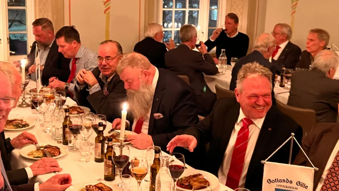 Vid bordet syns (fr v) Jonas Torndal, Fredrik Pallin, Mattias Lindemann, Robert Axner, Albert Libik.